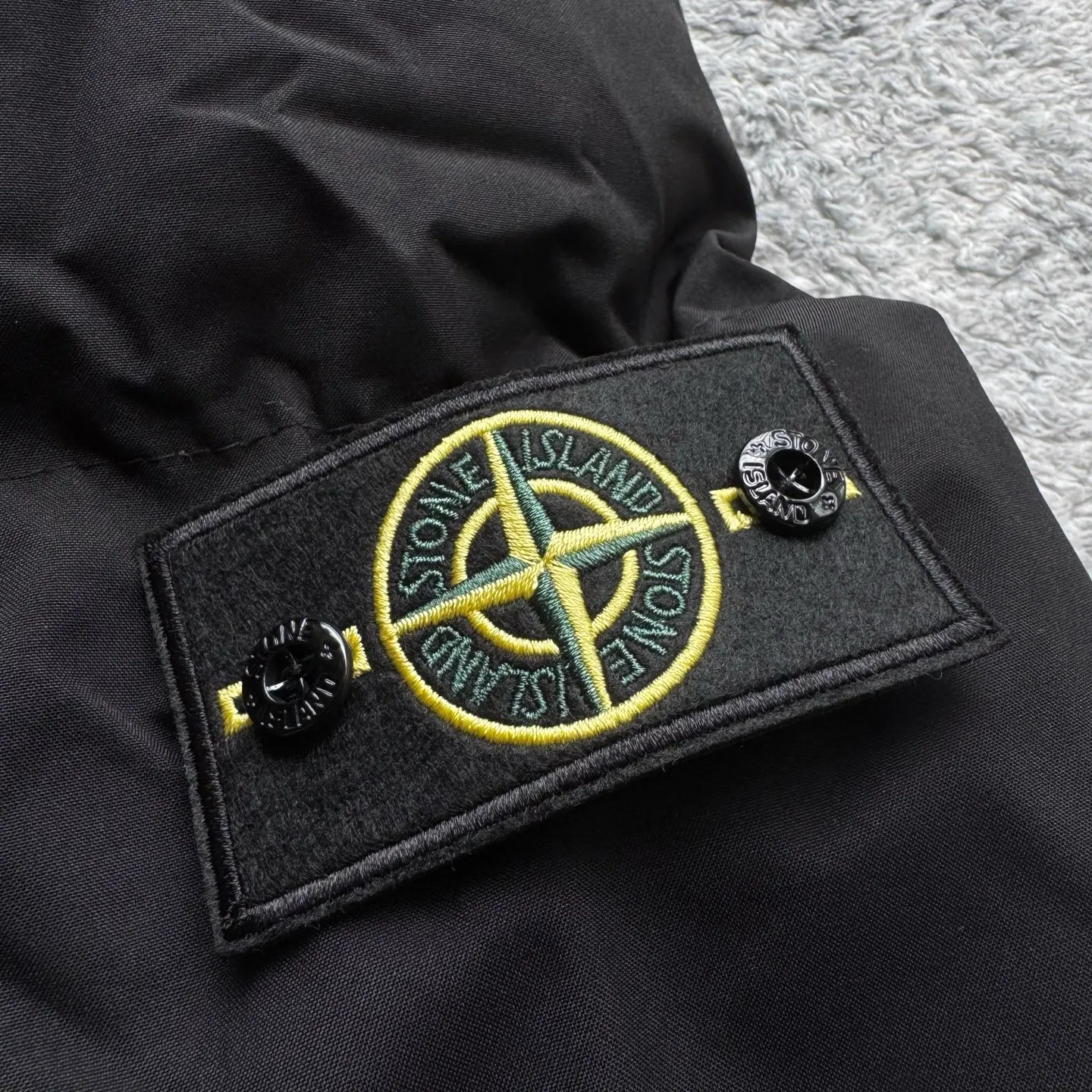 P280 Stone Island New nylon zipper outdoor functional stand-up collar cotton jacket Stone Island 23FW new product recommendation Classic nylon stand-up collar cotton jacket Short loose silhouette Suitable for various body types Specially treated nylon fabric Waterproof and anti-fouling Classic armband embellishment on the arms Customized buttons Complete with three-label hangtags Hand-stuffed down cotton inside Full and stylish Highly warm and OEM quality Factory OEM quality Exquisite workmanship Black and gray recommended Suitable for both men and women Color: Black Gray Size: M-2XL Length Bust Shoulder Width Sleeve Length M 74 128 60 60 L 76 132 62 61 XL 78 136 64 62 2XL 80 140 66 63